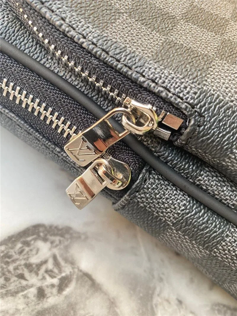 Louis Vuitton Leather Crossbody Bag — photo 7