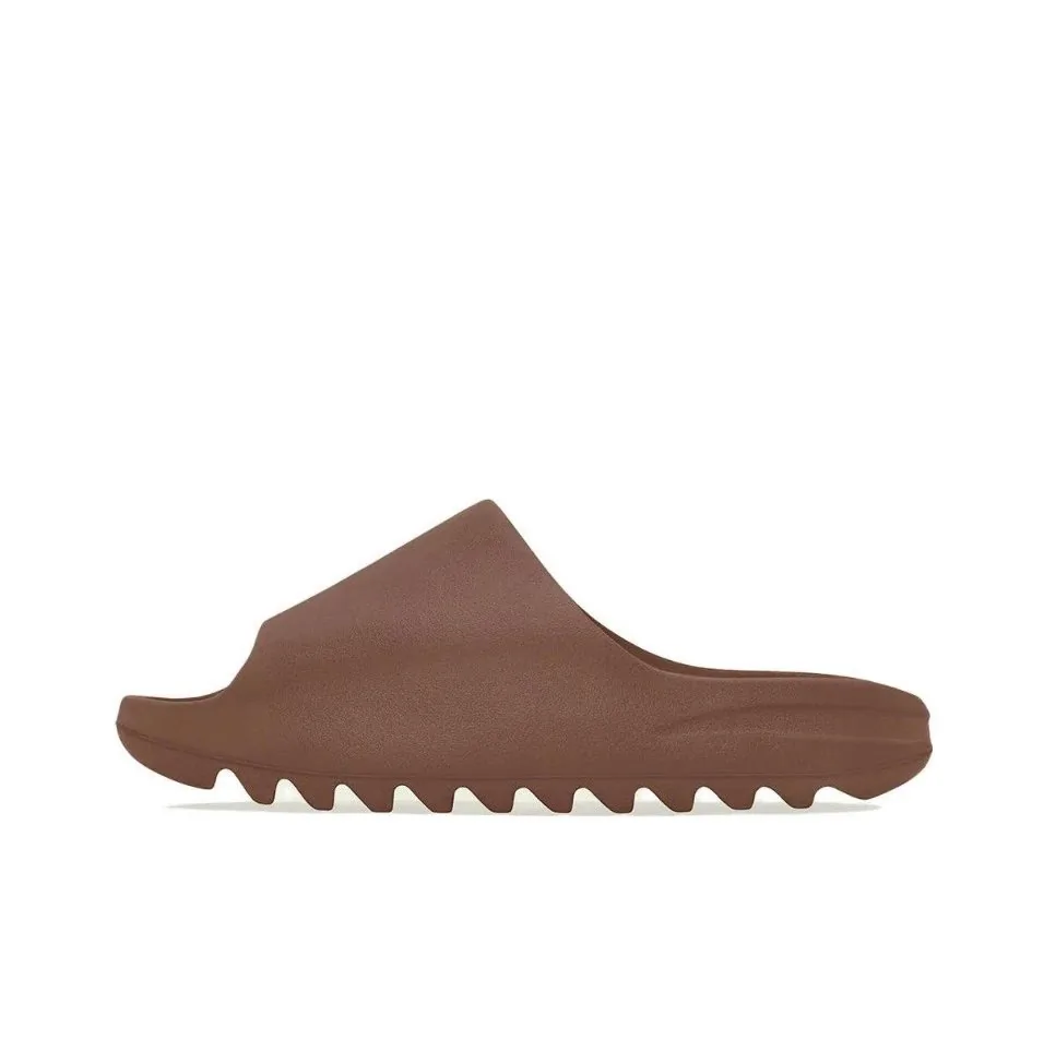 Yeezy Slides — Photo 10