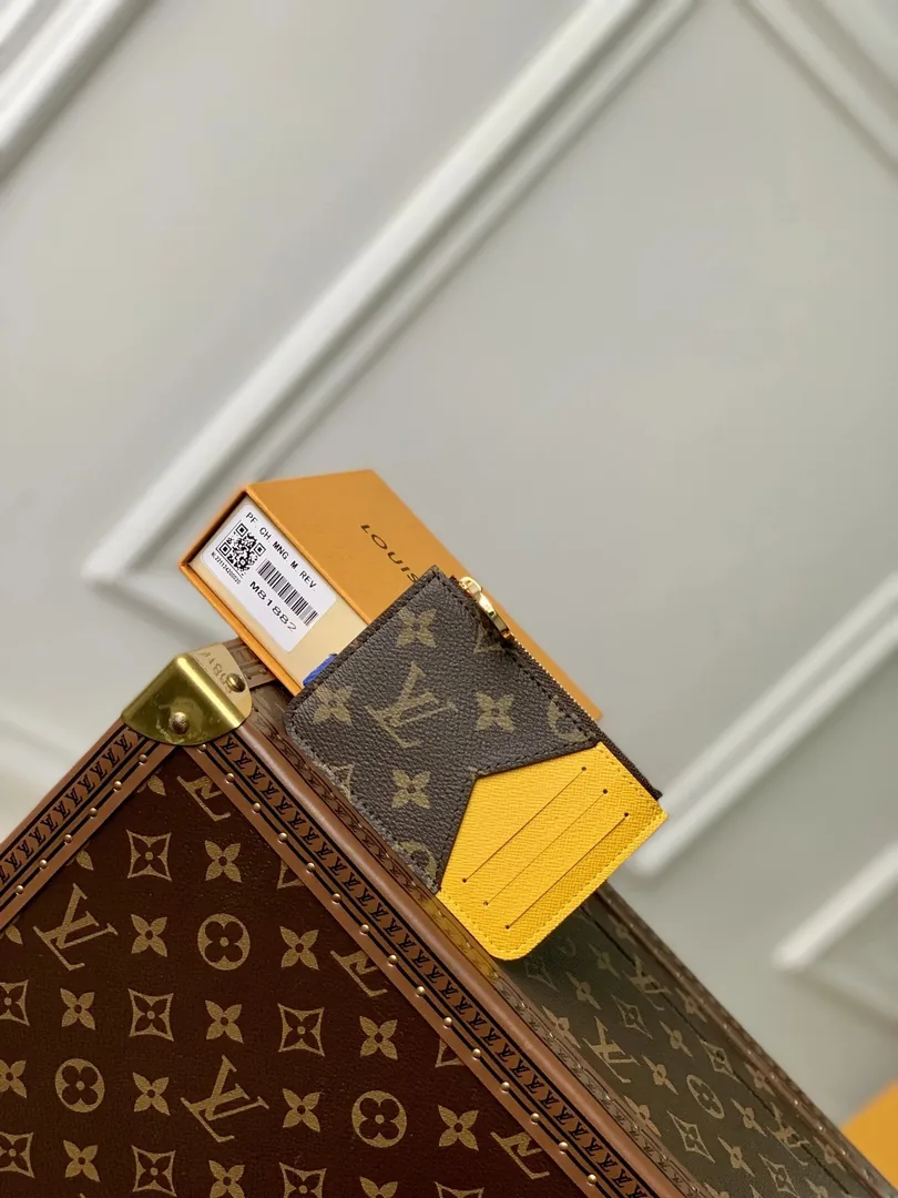 Louis Vuitton Leather Card Holder — Photo 9