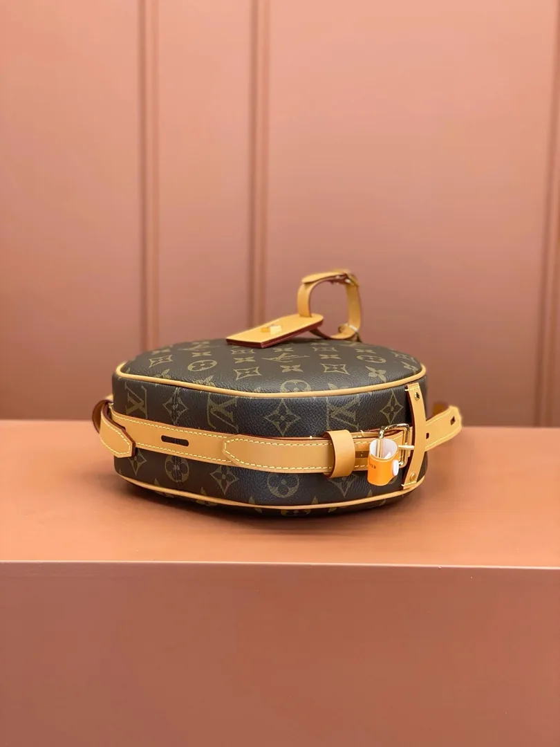 Louis Vuitton Monogram Shoulder Bag — photo 6