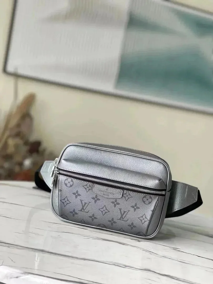 Retro Messenger Bag — QC