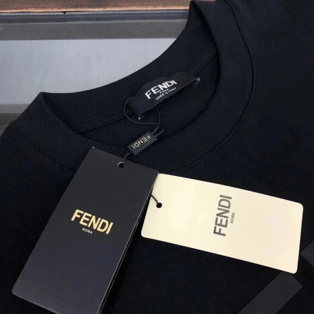 Minimalist T-Shirt — Photo 4