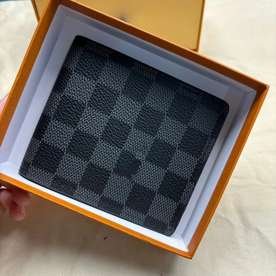 Louis Vuitton Leather Wallet — Photo 4