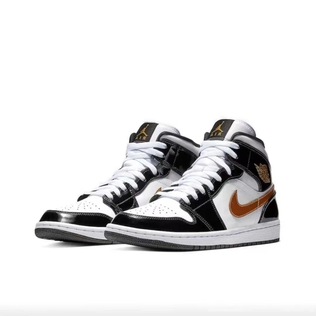 Air Jordan 1 High Metallic Gold — Photo 15