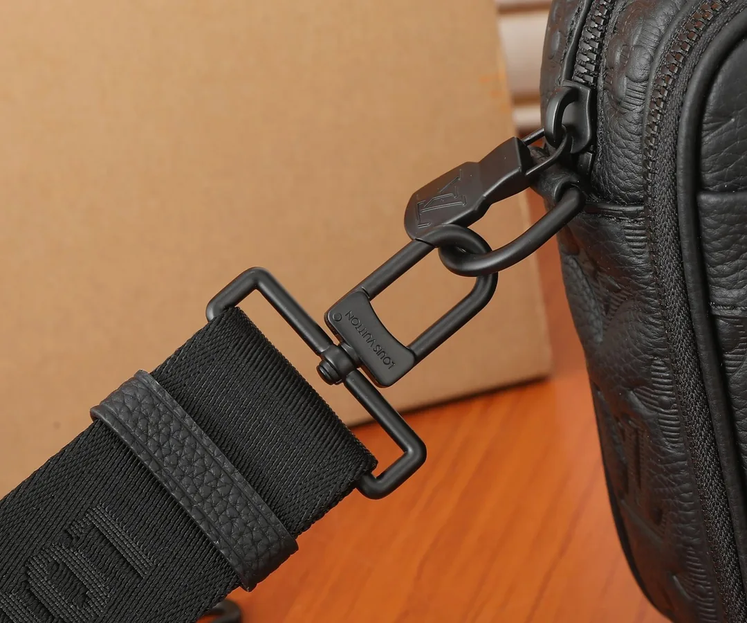 Louis Vuitton Alpha Messenger Bag — Photo 15