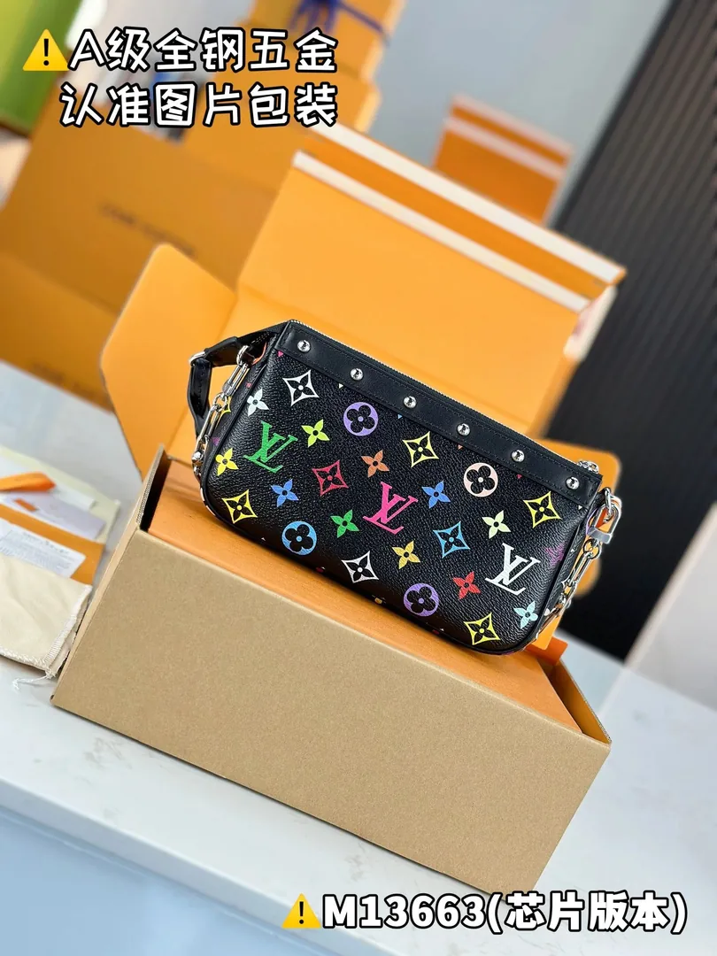 Louis Vuitton Pochette Bag — Zdjęcie 2
