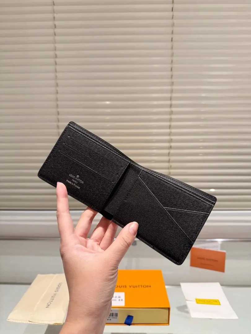 Louis Vuitton Leather Wallet — photo 9