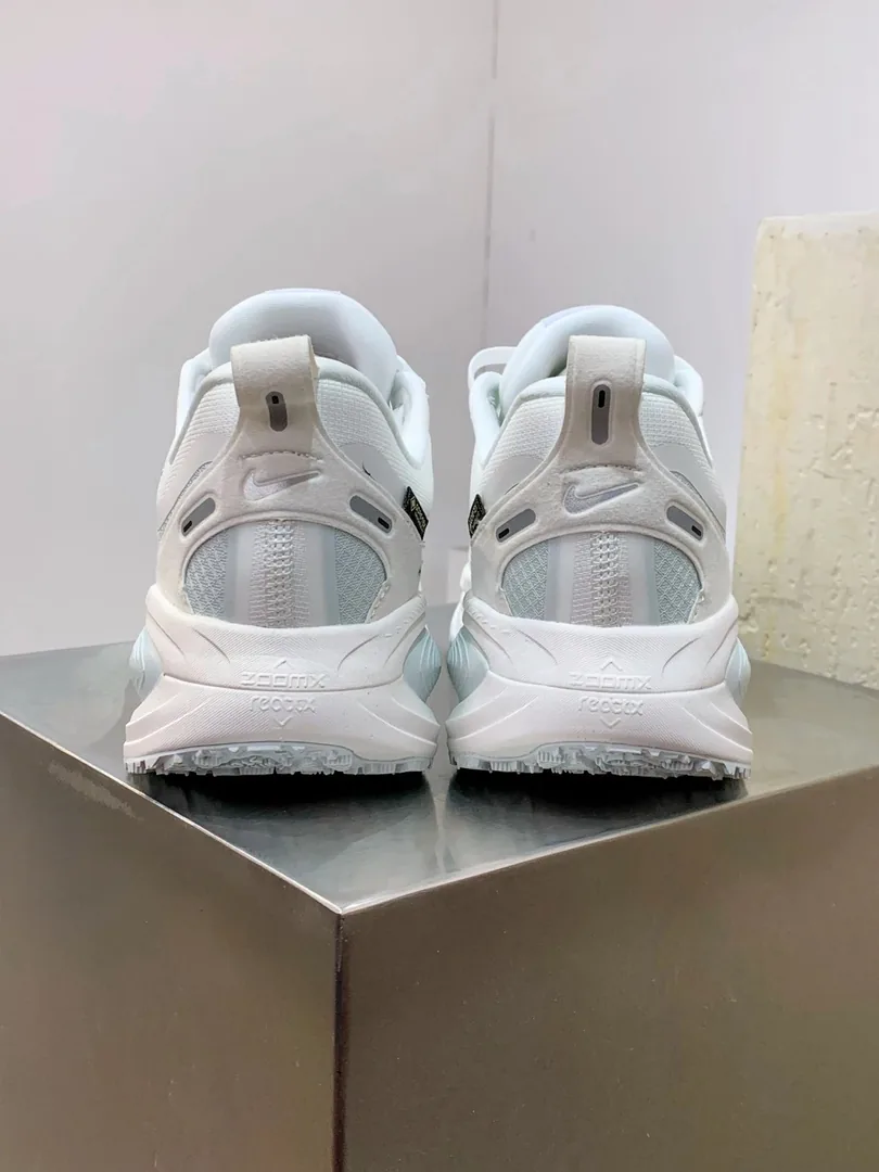 Nike Vomero 18 Zoom — photo 6
