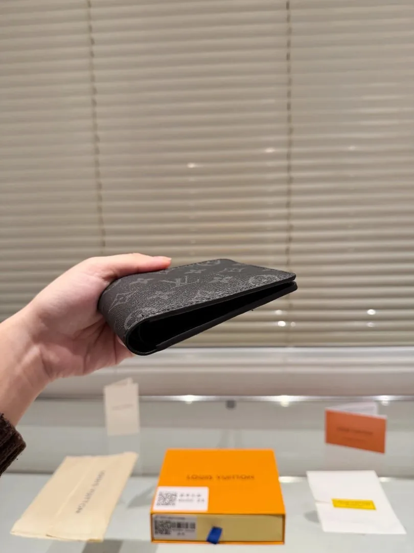 Louis Vuitton Leather Wallet — photo 8