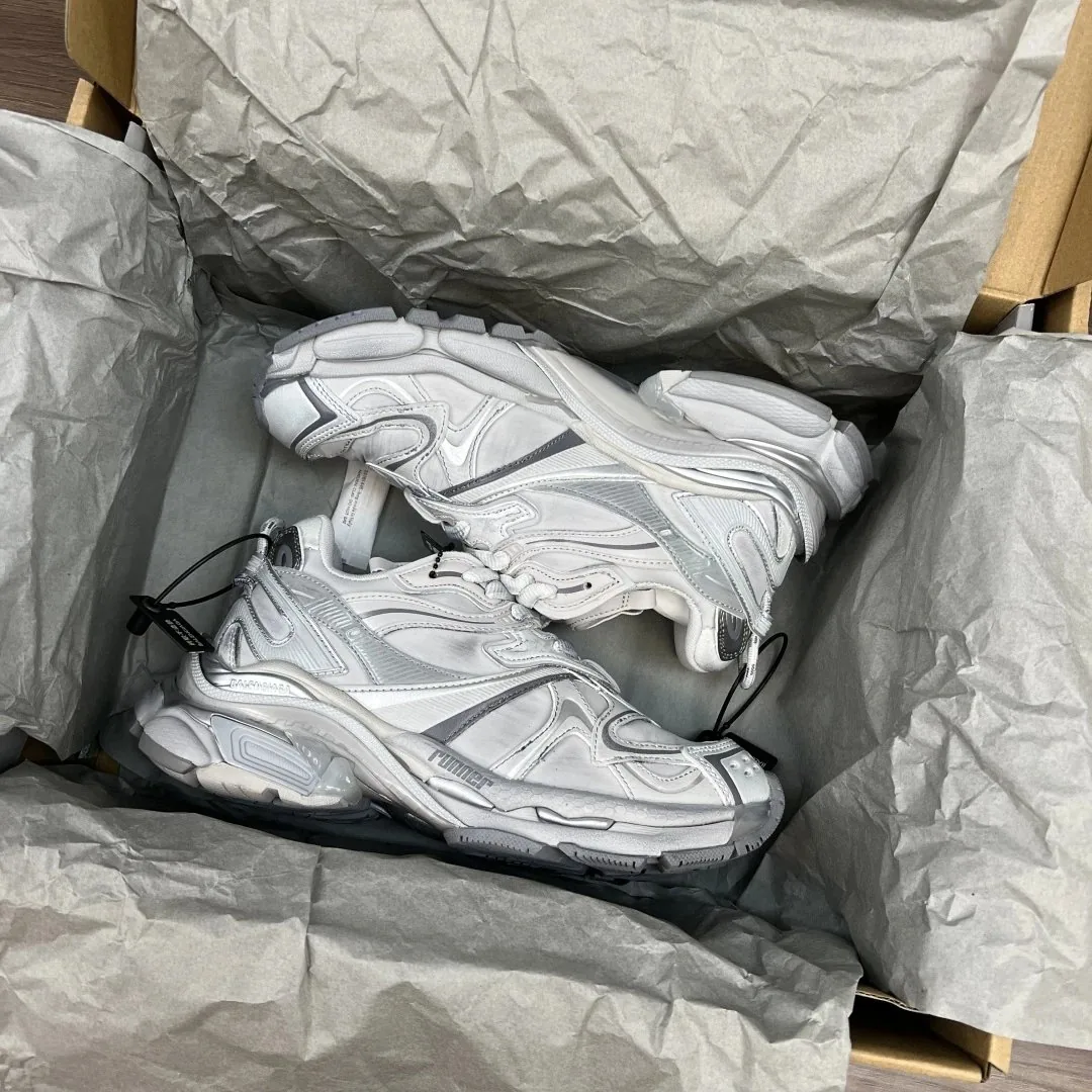 Balenciaga Runner Beige 2.0 Sneakers — Photo 6