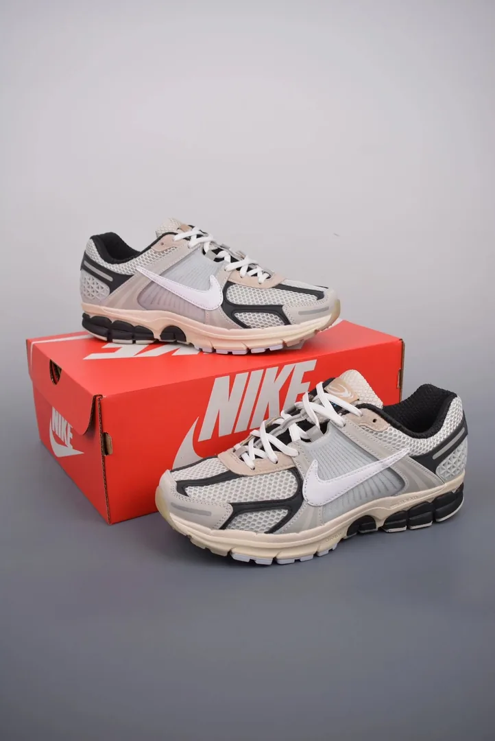 Nike Vomero 5 Sneakers — Photo 12