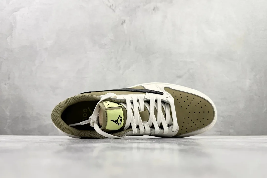 Travis Scott Air Jordan 1 Golf — photo 3