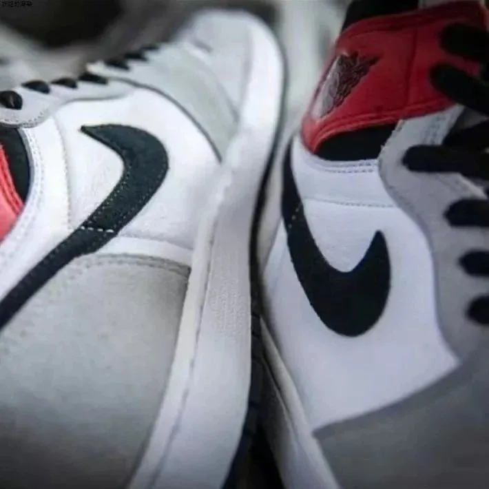 Air Jordan 1 High Smoke Grey — Photo 10
