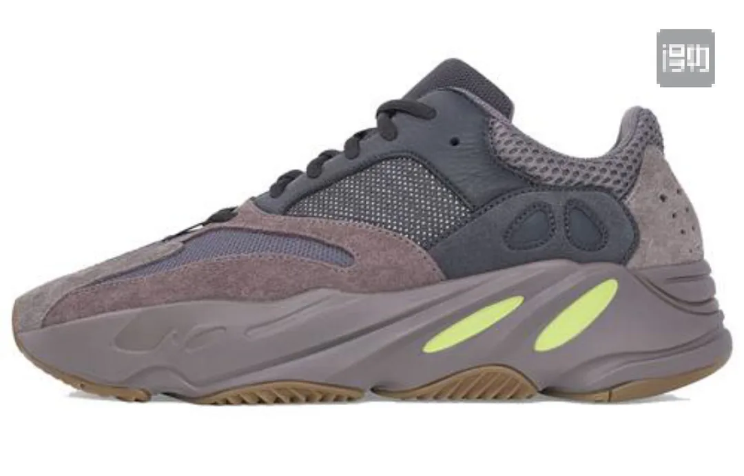 Yeezy 700 V1 V2 V3 Black Sneakers — Photo 4