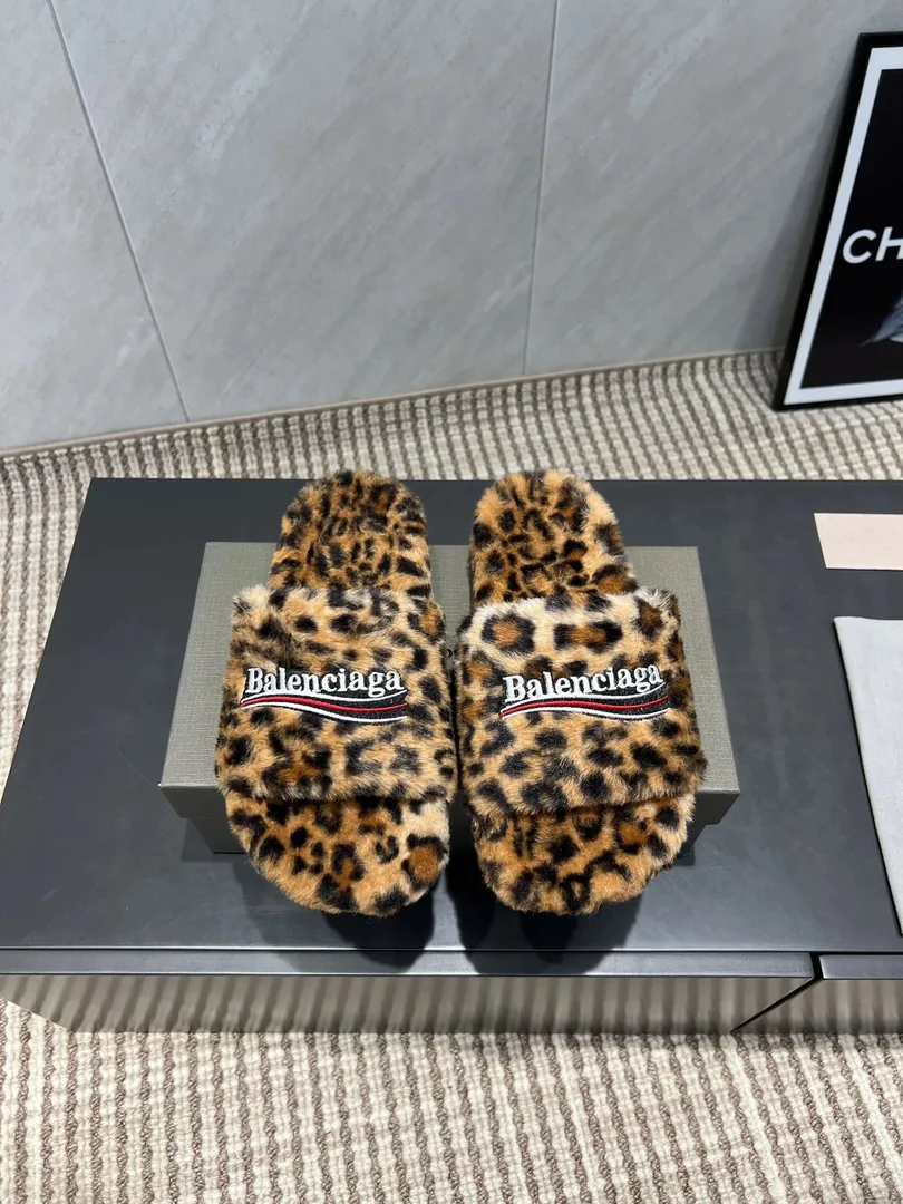 Balenciaga Slides — Photo 2