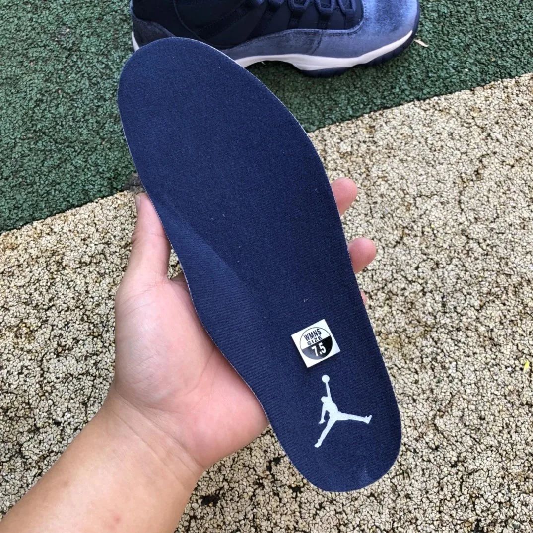 Air Jordan 11 Midnight Navy — Photo 11