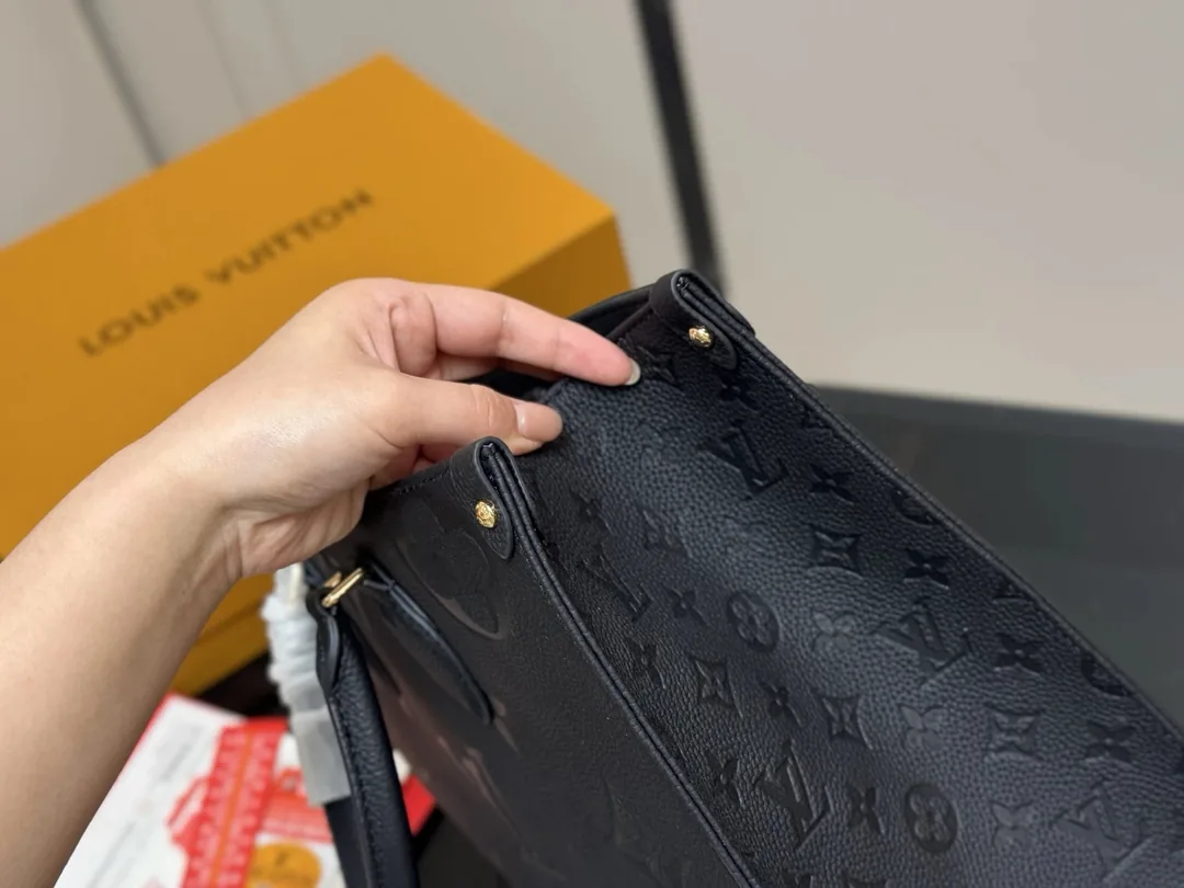 Louis Vuitton OnTheGo Leather Tote — photo 10