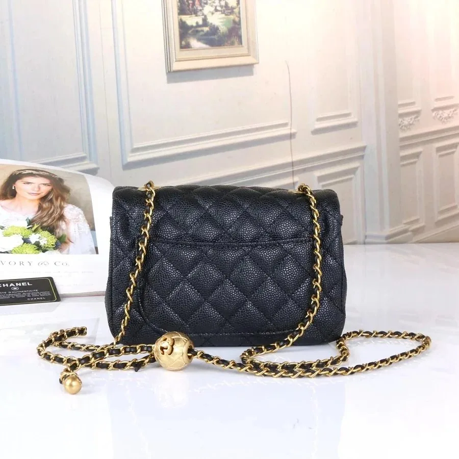 Chanel Woman Bag — Photo 3