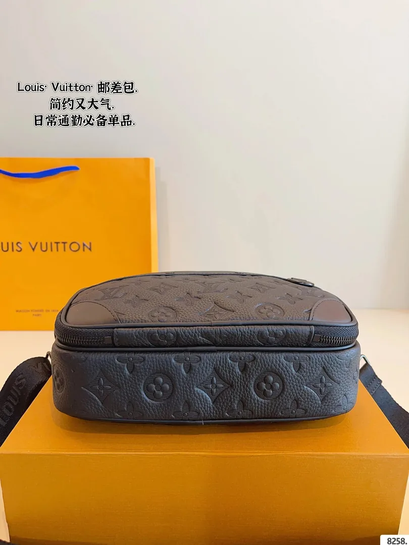 Louis Vuitton Leather Camera Bag — photo 8