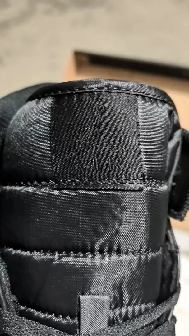 Black Air Jordan 1 Mid — photo 10