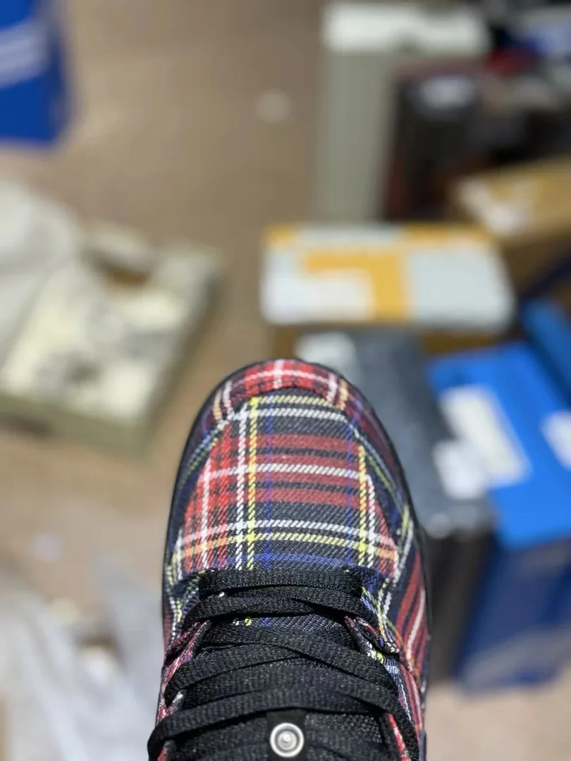 Nike Dunk Low SB Nardwuar Collaboration Sneakers — Photo 3