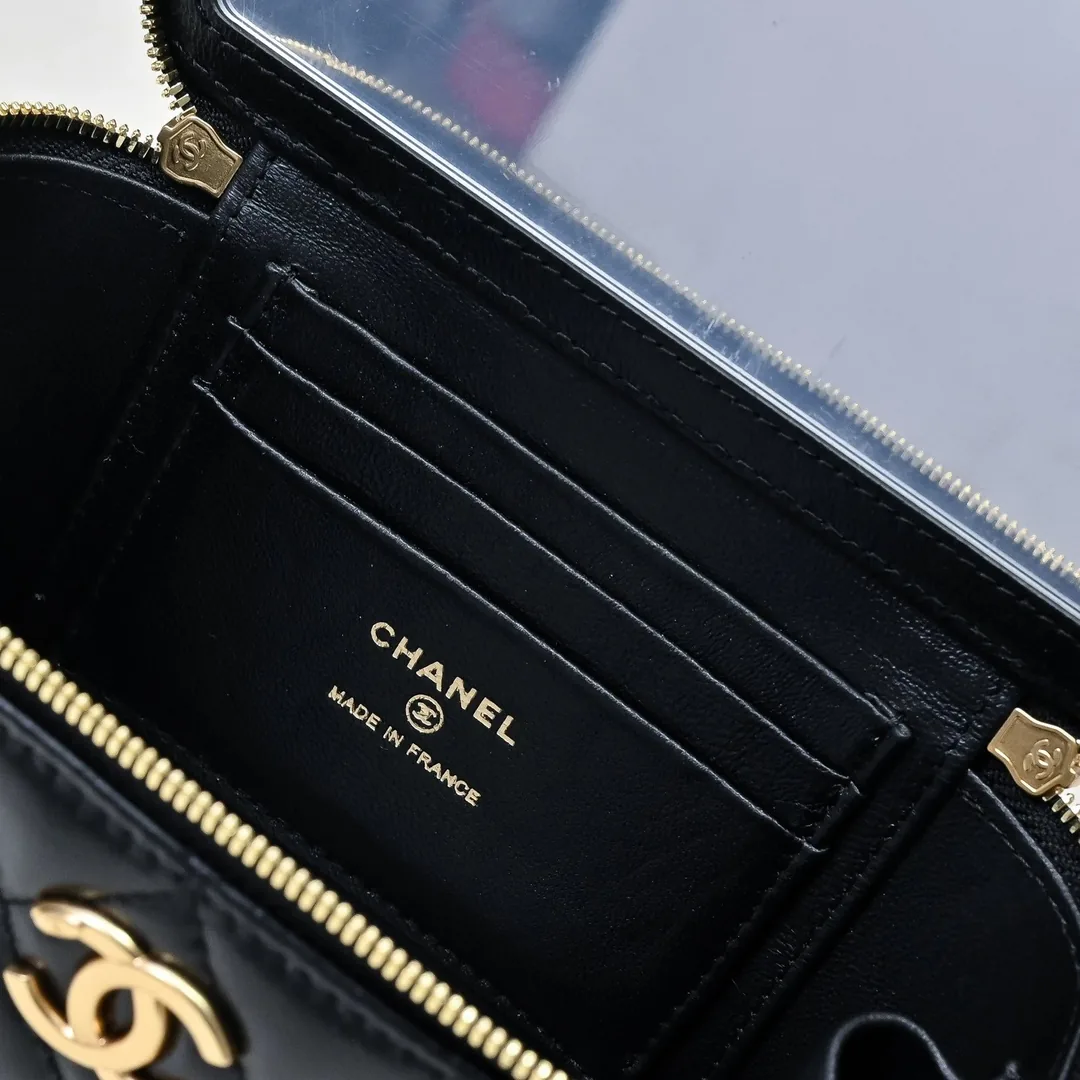 Chanel Leather Handbag — photo 11