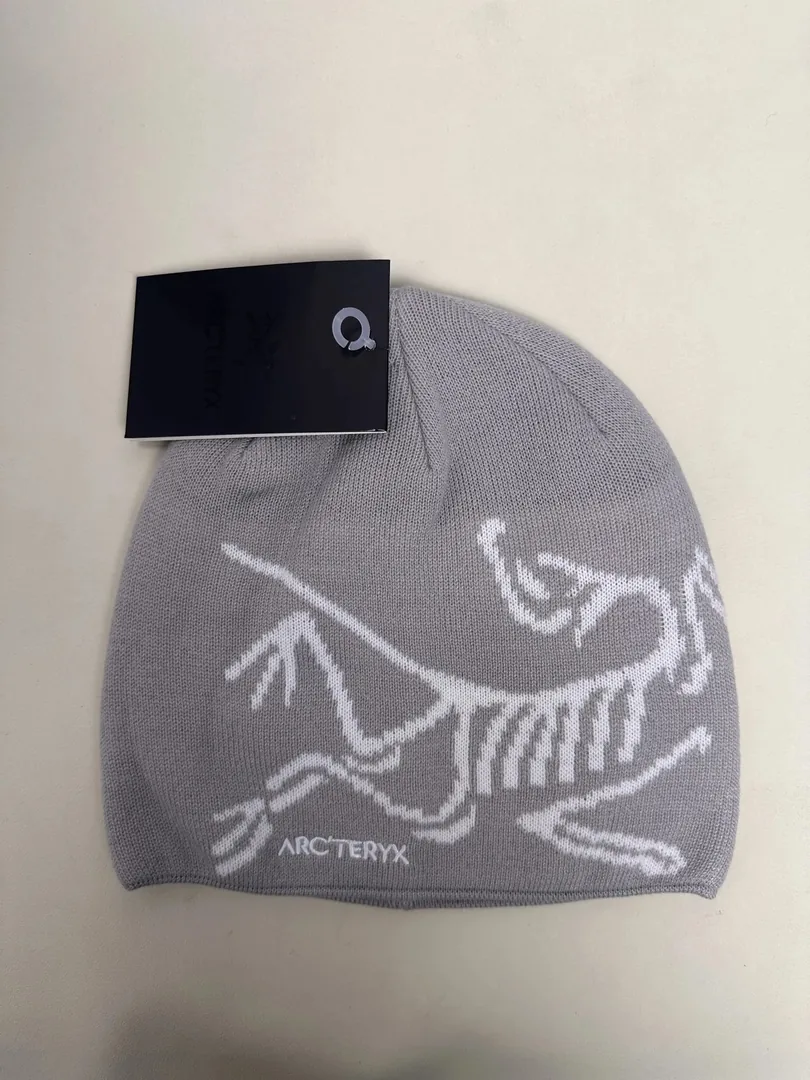 Bird Head Jacquard Knit Beanie — Photo 11