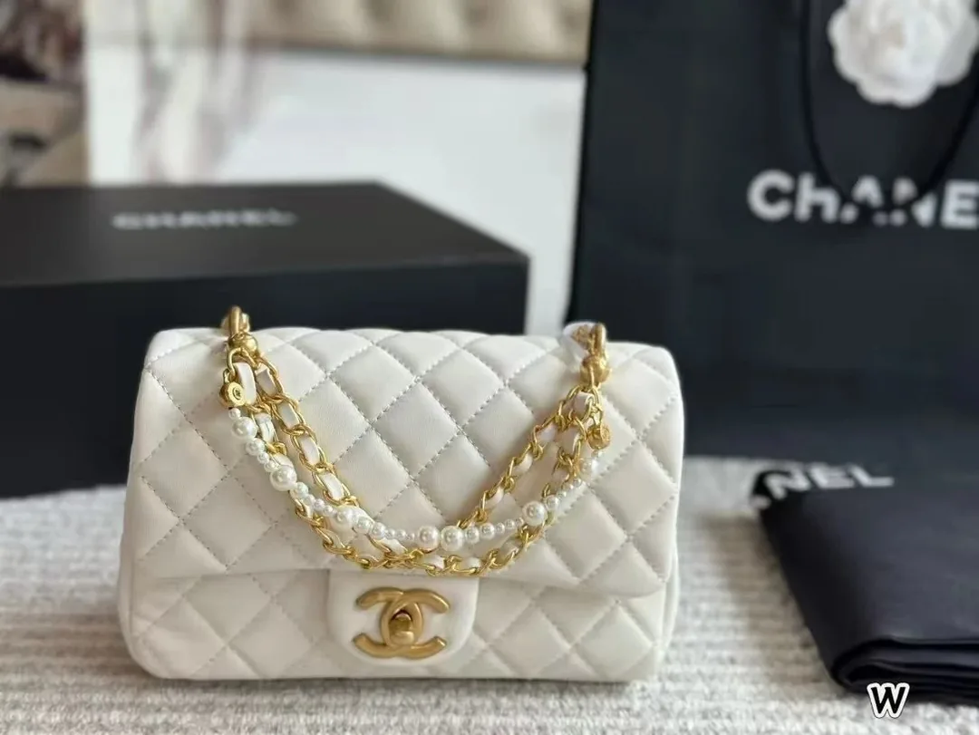 Chanel Leather Handbag — photo 9