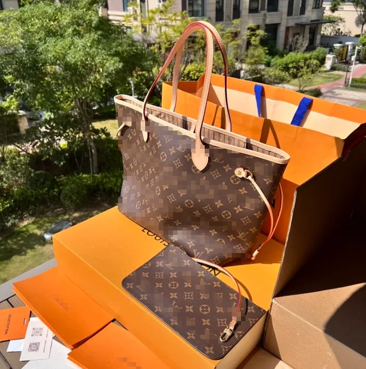 Louis Vuitton Neverfull Bag