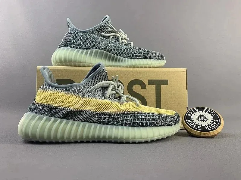 Adidas Yeezy 350 V2 Beige Lace-Up Sneakers — Photo 4