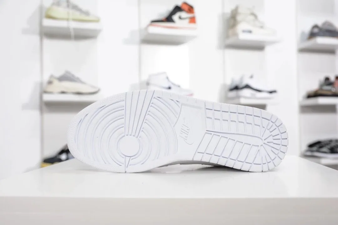 Air Jordan 1 Mid Euro Tour — Photo 5
