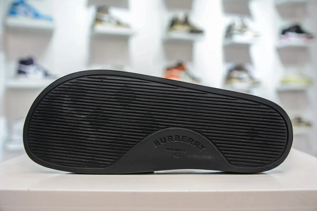 Balenciaga Slides — Photo 9