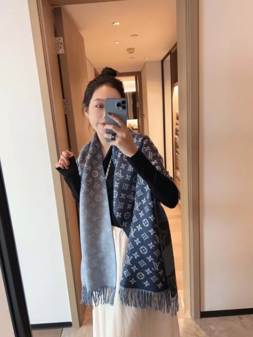 Louis Vuitton Monogram Flower Cashmere Scarf Collection — photo 4