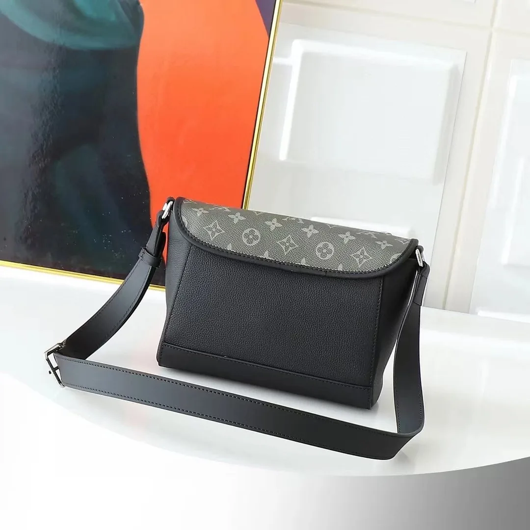 Louis Vuitton Leather Shoulder Bag — photo 7