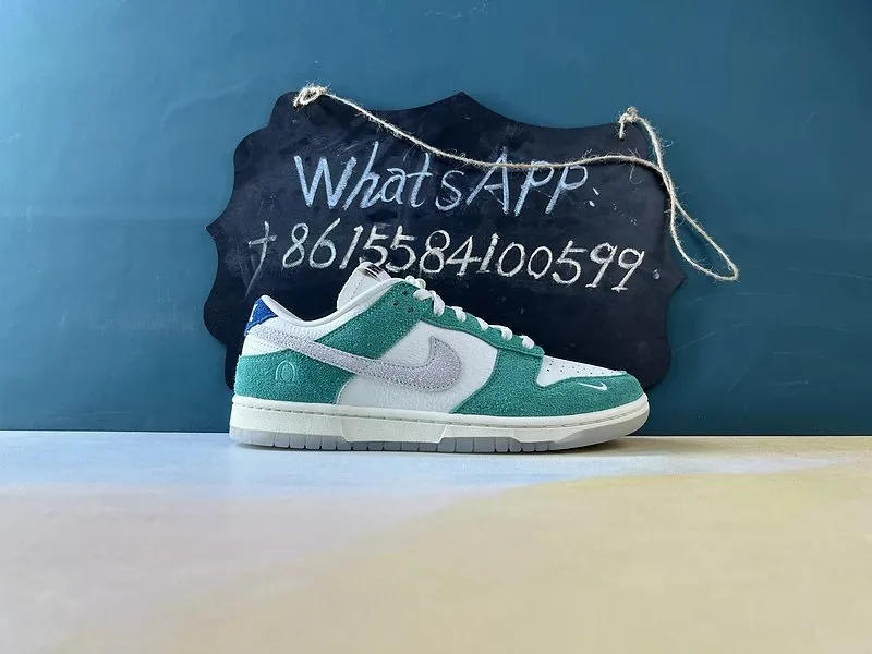 Nike Dunk Sneakers — Photo 10