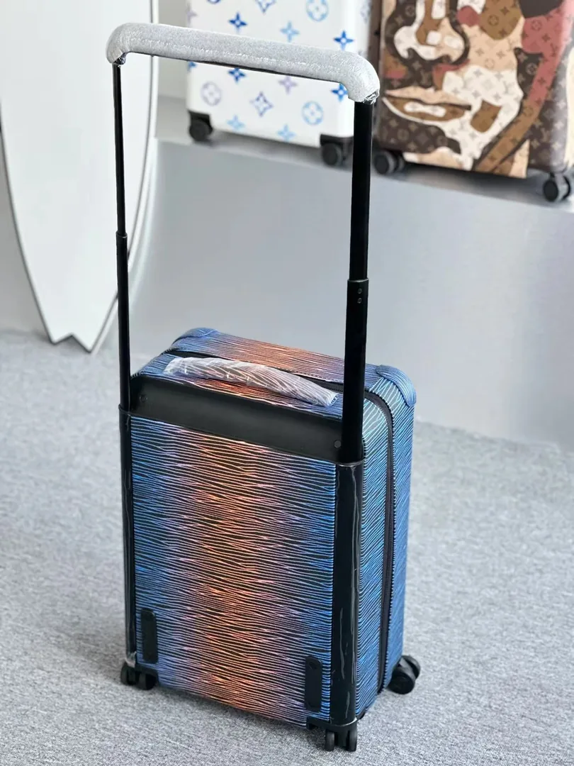Horizon Rolling Luggage — Photo 2
