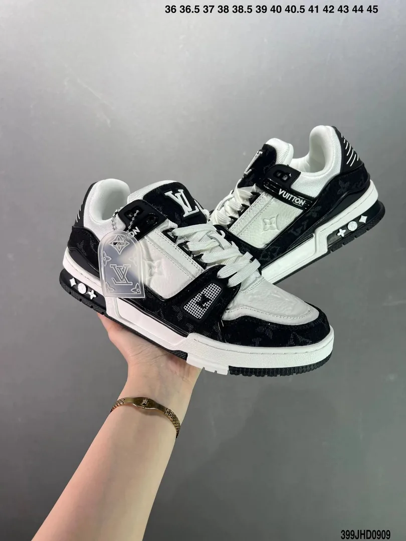 Louis Vuitton LV Trainer Grey Low-Top Runners — Photo 3