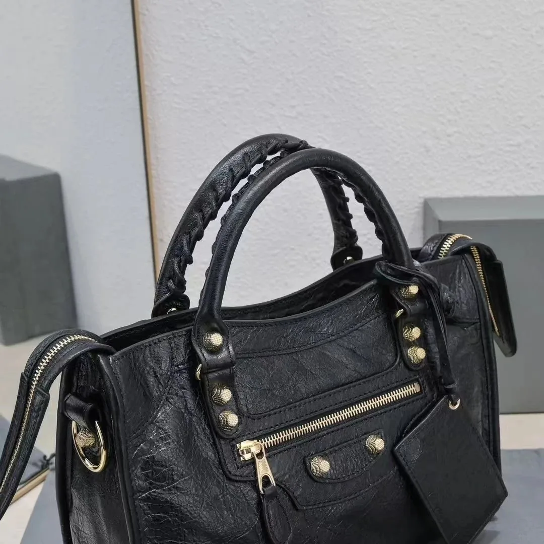 B Logo Accessory — photo 8