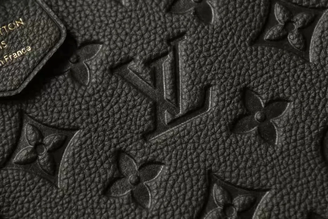 Louis Vuitton Leather Purse — photo 5