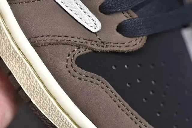 Jordan 1 Low Travis Scott Running Shoes — Photo 3