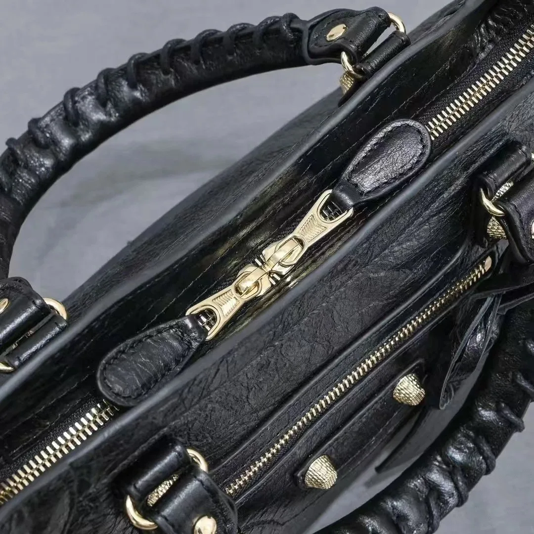 B Logo Accessory — photo 5