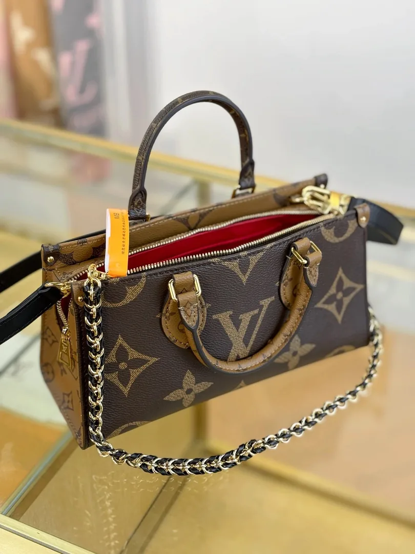 Louis Vuitton OnTheGo East West Chain Bag — Zdjęcie 4