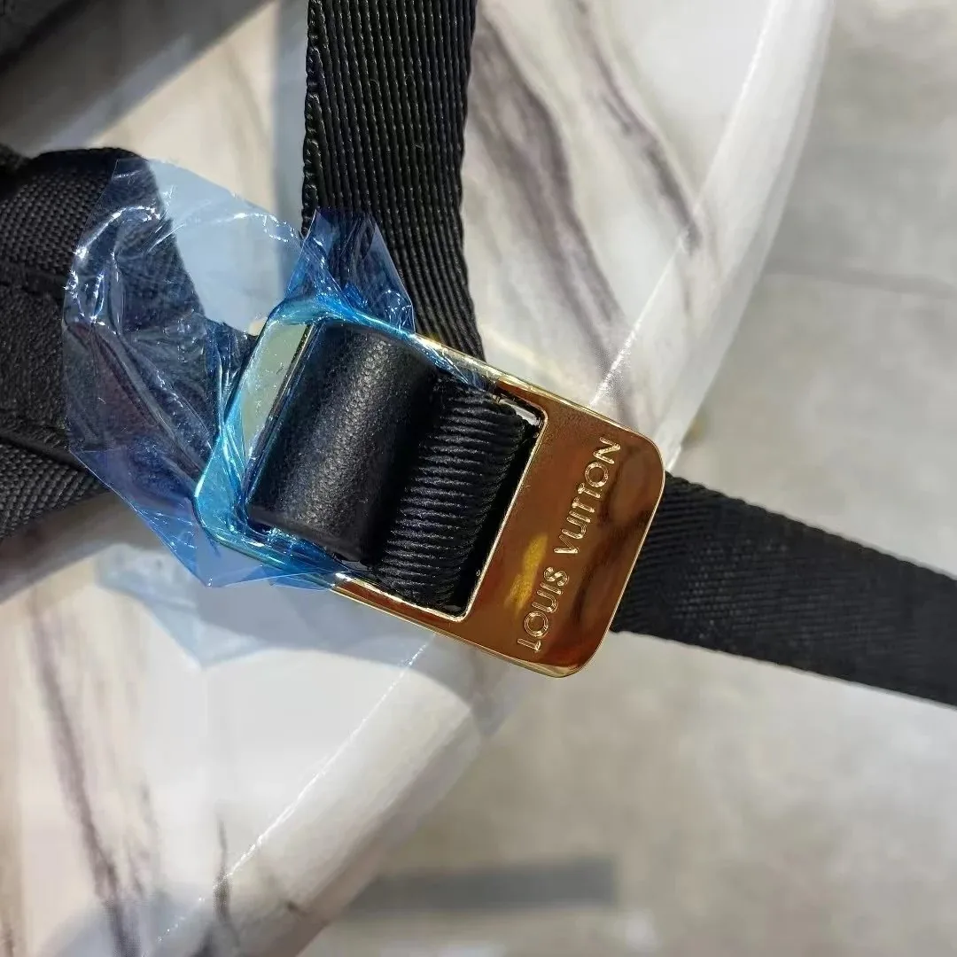 Louis Vuitton Leather Shoulder Bag — photo 7