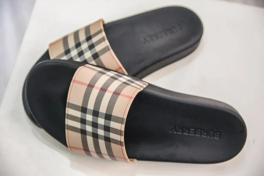Balenciaga Slides — Photo 11