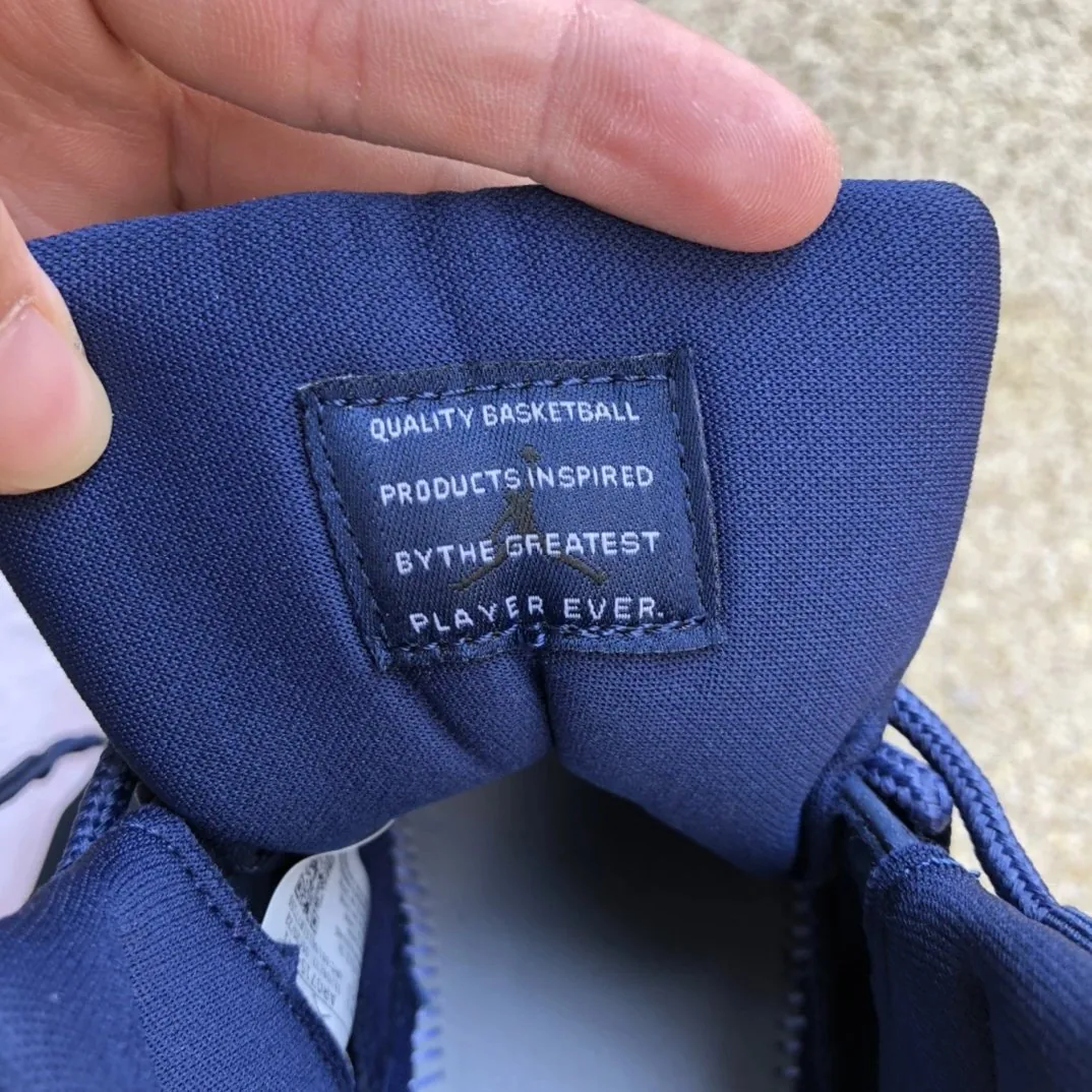 Air Jordan 11 Midnight Navy — Photo 15