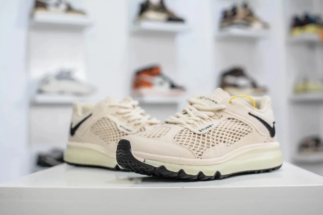 Nike White Retro Running Sneakers — Photo 4