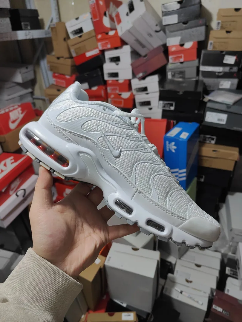 Black Nike Air Max Plus TN — Photo 12