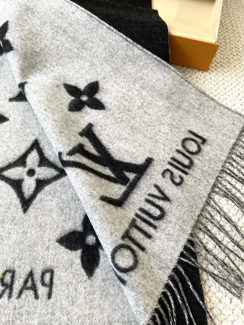 Wool Scarf — Photo 6