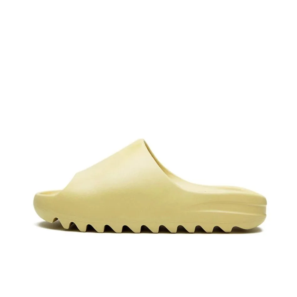 Yeezy Slides — Photo 7