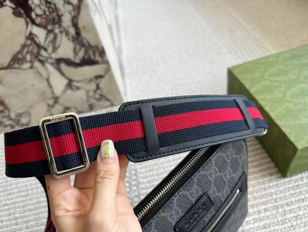 Gucci Messenger Bag — Photo 5